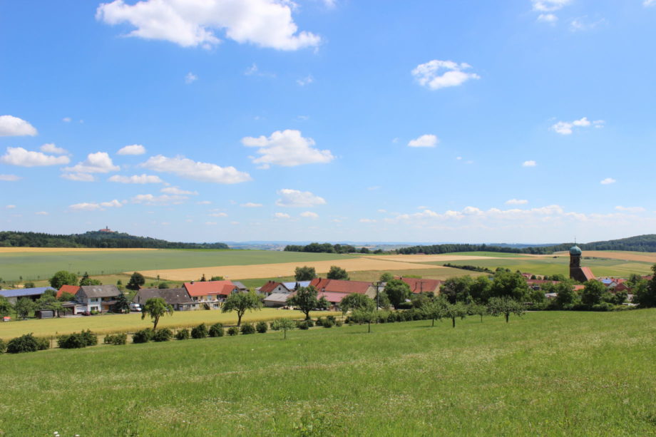 Der Weg zur Waldruh Ostalb bietet einen weiten Blick ins Ries hinein und auf Schloss Baldern